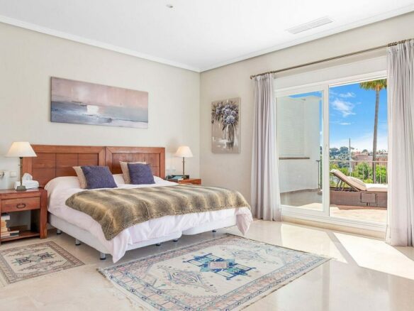 Andalusian villa with sea views and pool in El Paraiso Alto, Benahavis