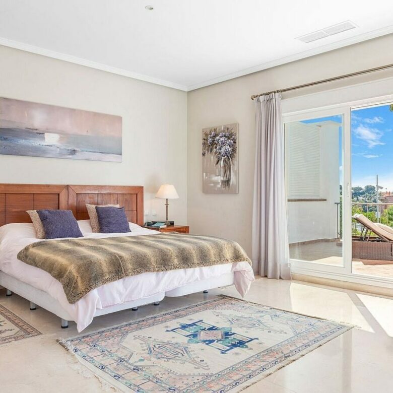 Andalusian villa with sea views and pool in El Paraiso Alto, Benahavis