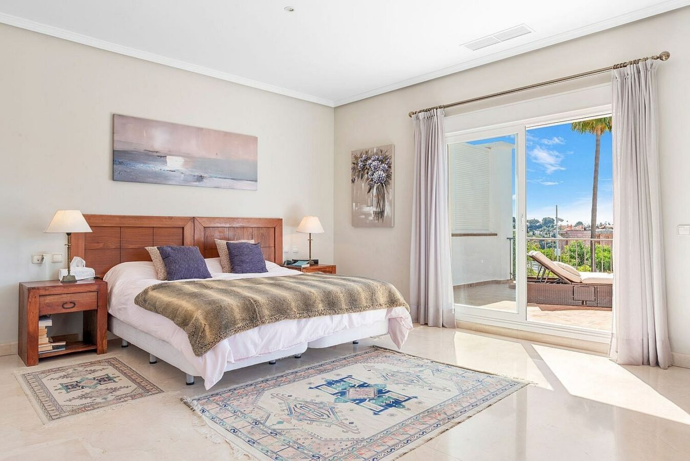 Andalusian villa with sea views and pool in El Paraiso Alto, Benahavis