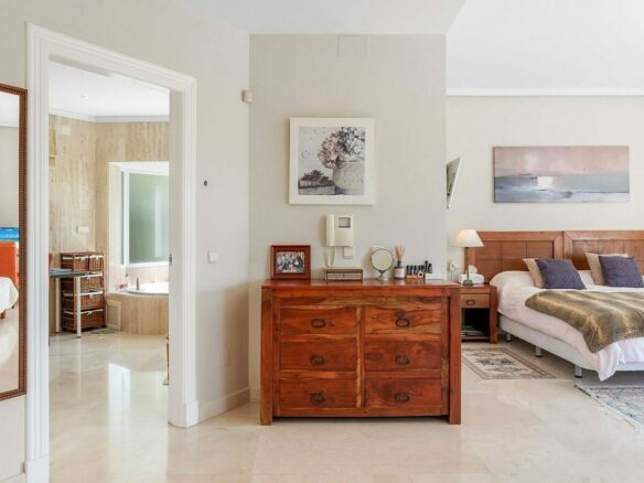 Andalusian villa with sea views and pool in El Paraiso Alto, Benahavis