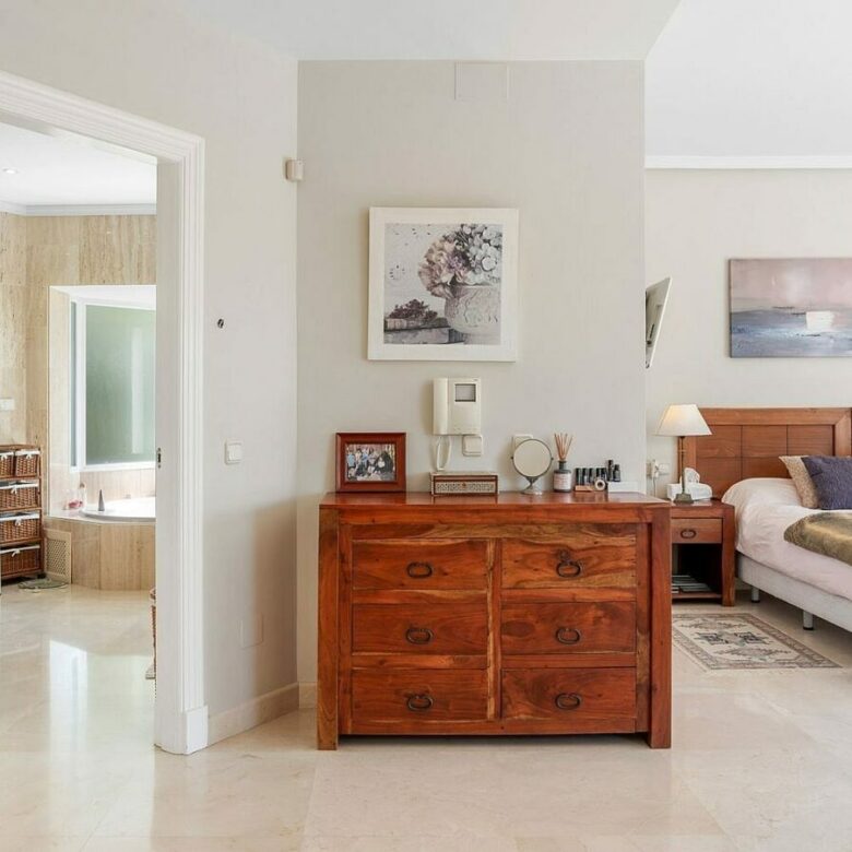 Andalusian villa with sea views and pool in El Paraiso Alto, Benahavis