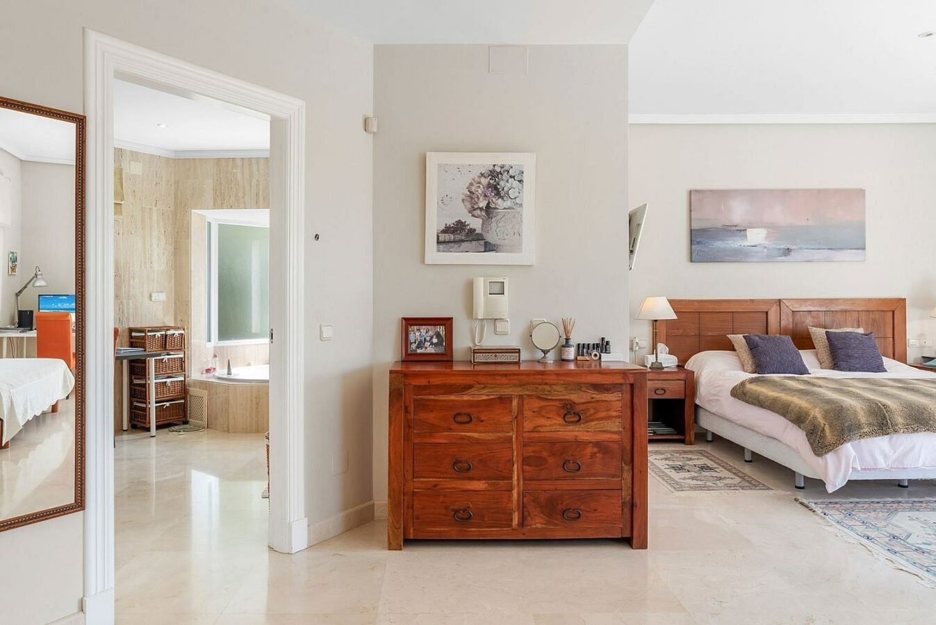 Andalusian villa with sea views and pool in El Paraiso Alto, Benahavis