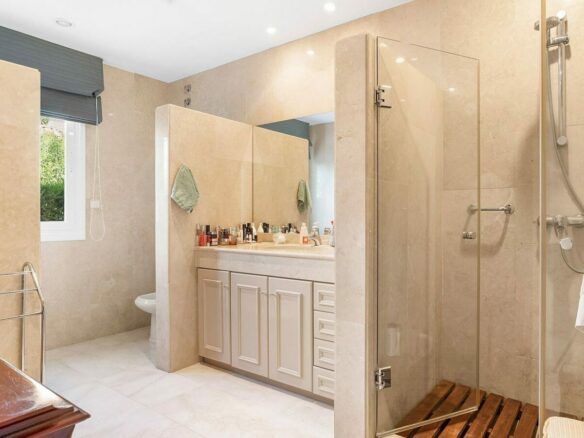 Andalusian villa with sea views and pool in El Paraiso Alto, Benahavis