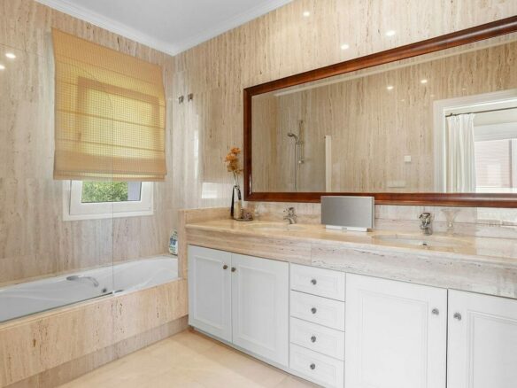 Andalusian villa with sea views and pool in El Paraiso Alto, Benahavis