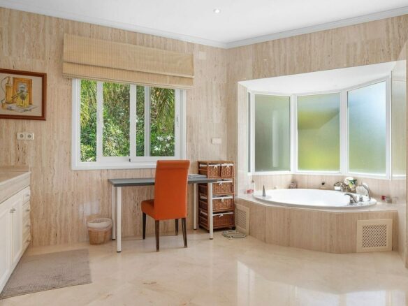 Andalusian villa with sea views and pool in El Paraiso Alto, Benahavis