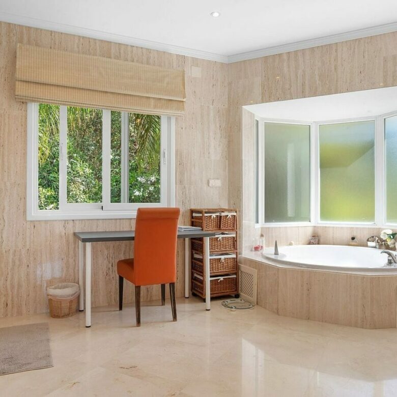 Andalusian villa with sea views and pool in El Paraiso Alto, Benahavis
