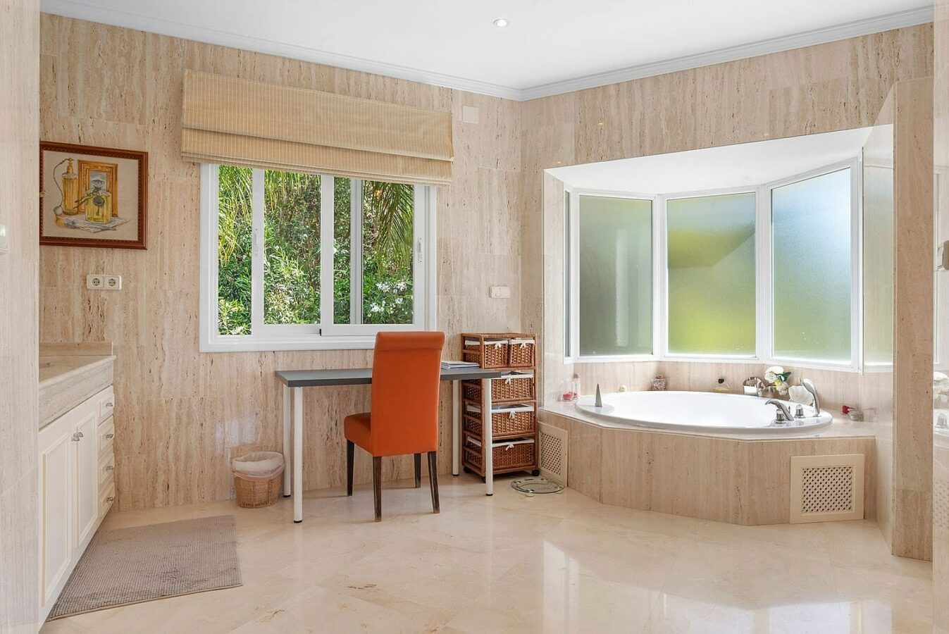 Andalusian villa with sea views and pool in El Paraiso Alto, Benahavis