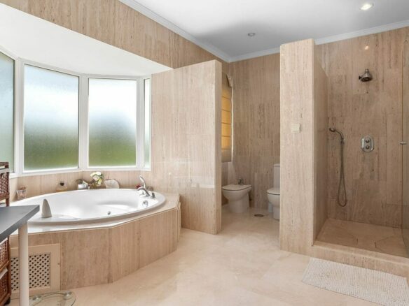 Andalusian villa with sea views and pool in El Paraiso Alto, Benahavis