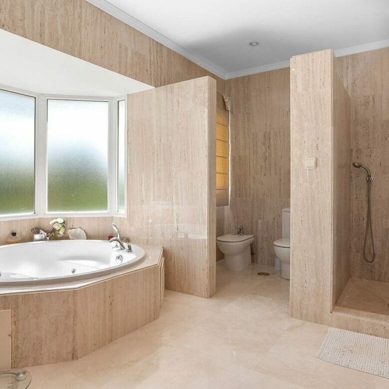 Andalusian villa with sea views and pool in El Paraiso Alto, Benahavis