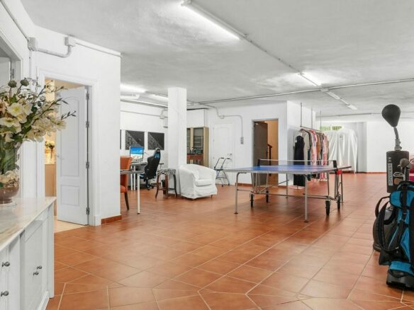 Andalusian villa with sea views and pool in El Paraiso Alto, Benahavis
