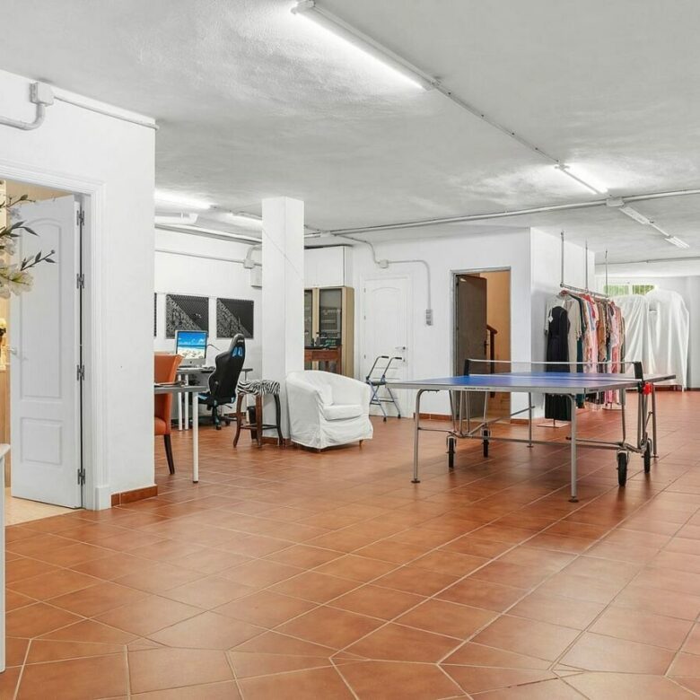 Andalusian villa with sea views and pool in El Paraiso Alto, Benahavis