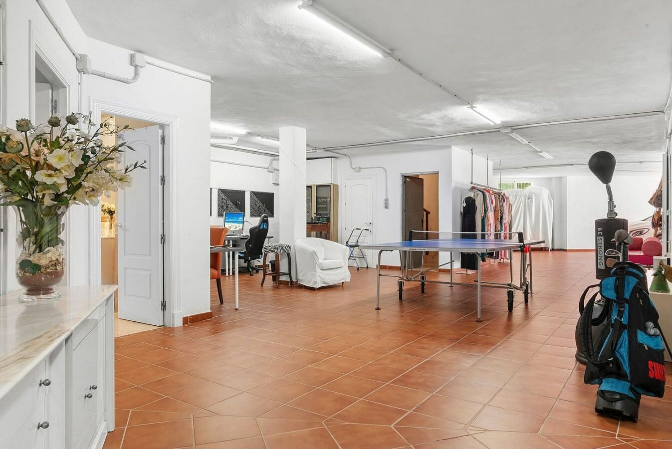 Andalusian villa with sea views and pool in El Paraiso Alto, Benahavis