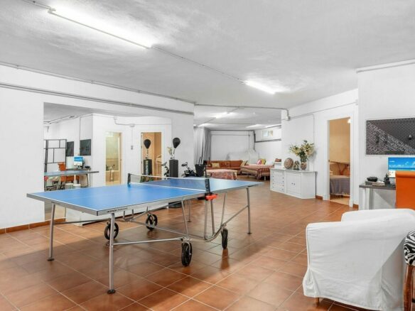 Andalusian villa with sea views and pool in El Paraiso Alto, Benahavis