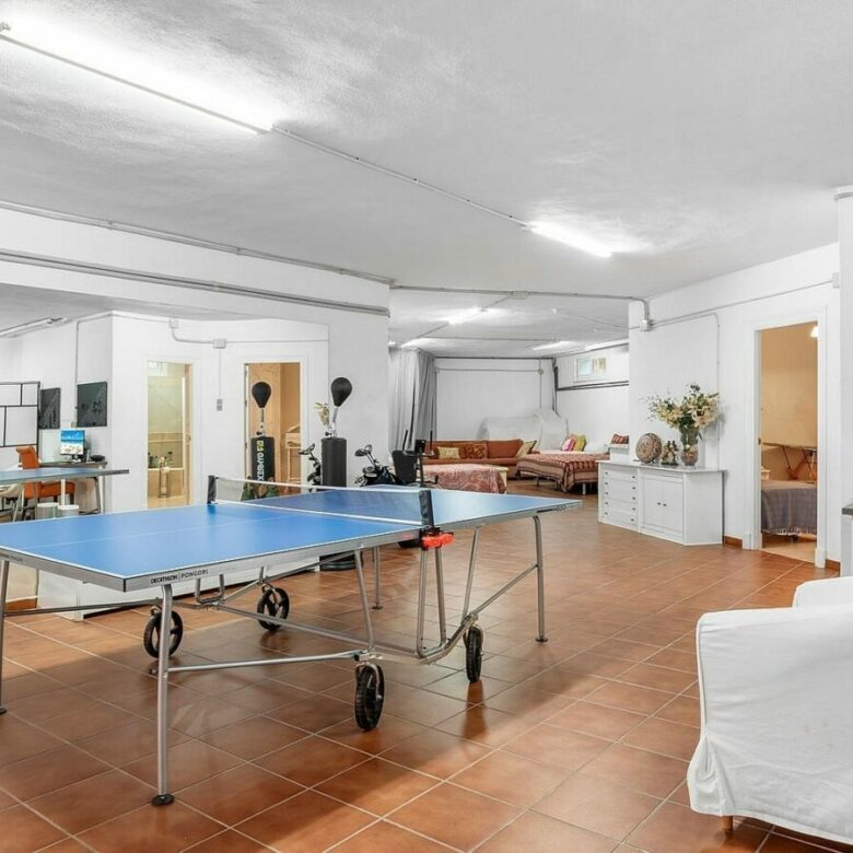 Andalusian villa with sea views and pool in El Paraiso Alto, Benahavis