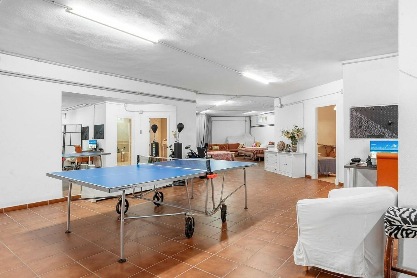 Andalusian villa with sea views and pool in El Paraiso Alto, Benahavis