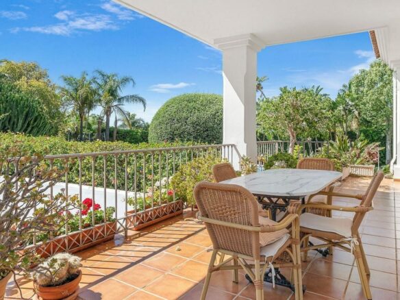 Andalusian villa with sea views and pool in El Paraiso Alto, Benahavis
