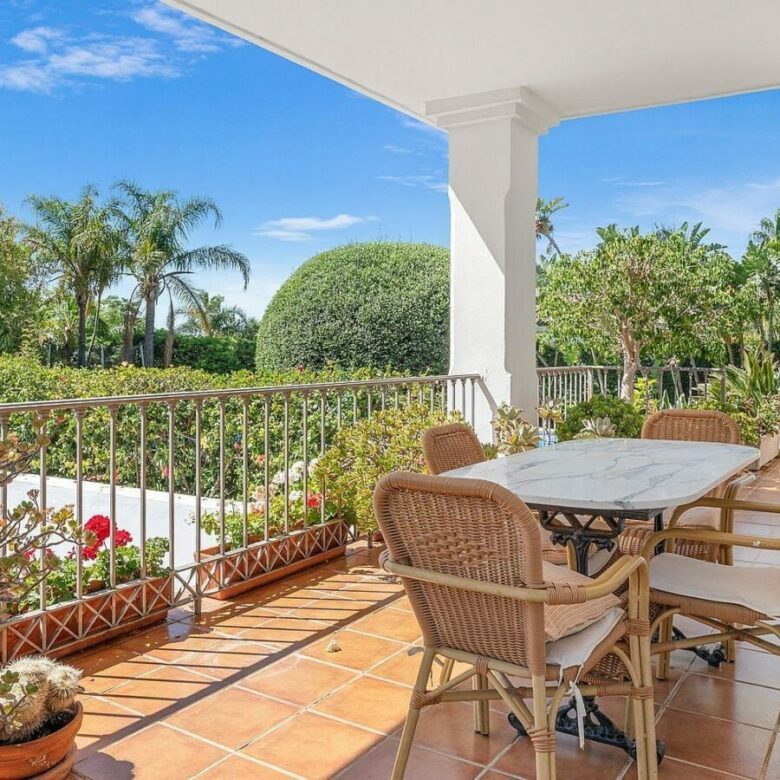 Andalusian villa with sea views and pool in El Paraiso Alto, Benahavis