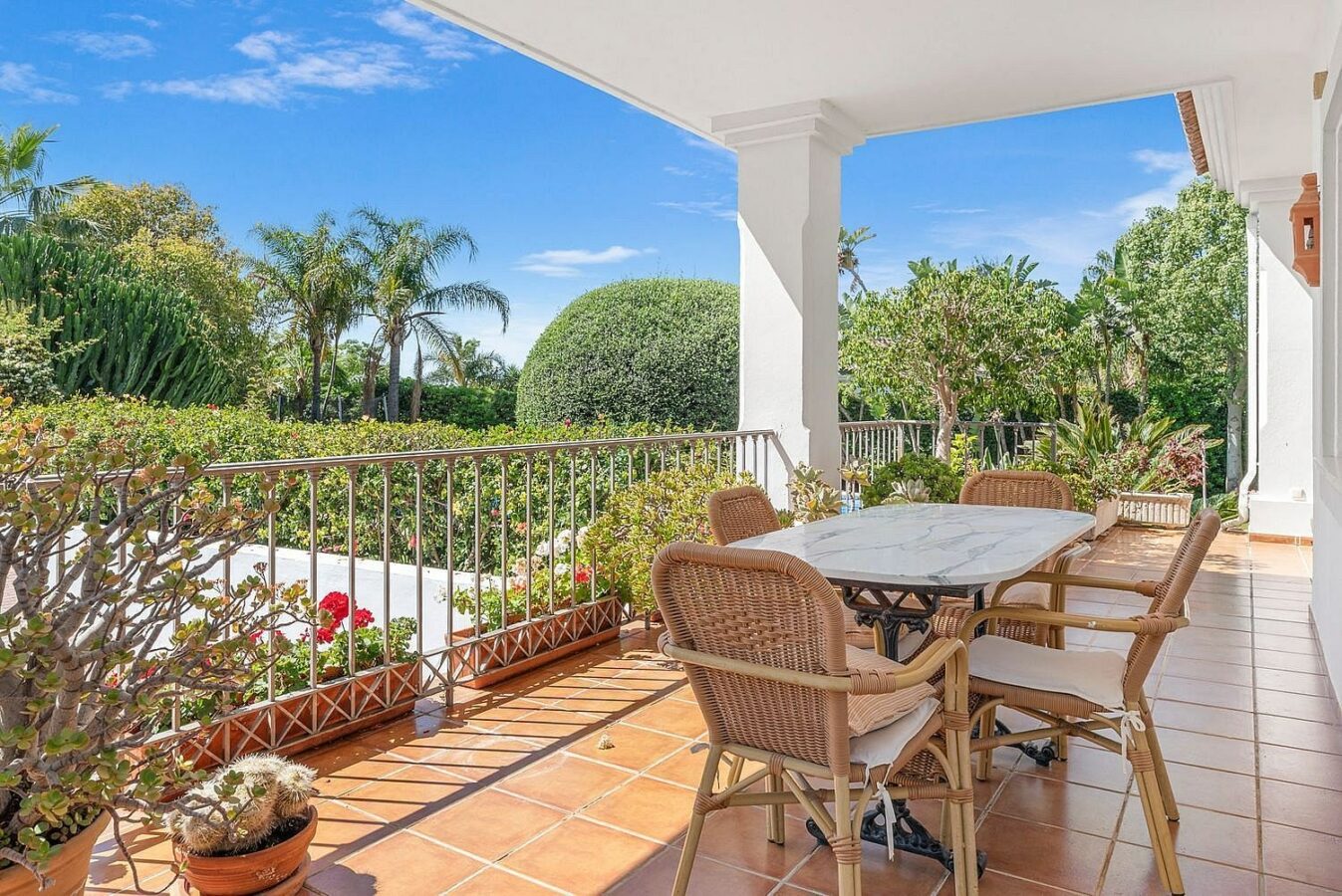 Andalusian villa with sea views and pool in El Paraiso Alto, Benahavis