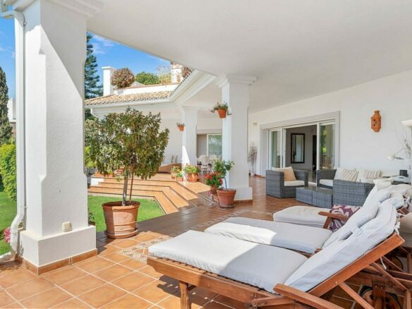 Andalusian villa with sea views and pool in El Paraiso Alto, Benahavis