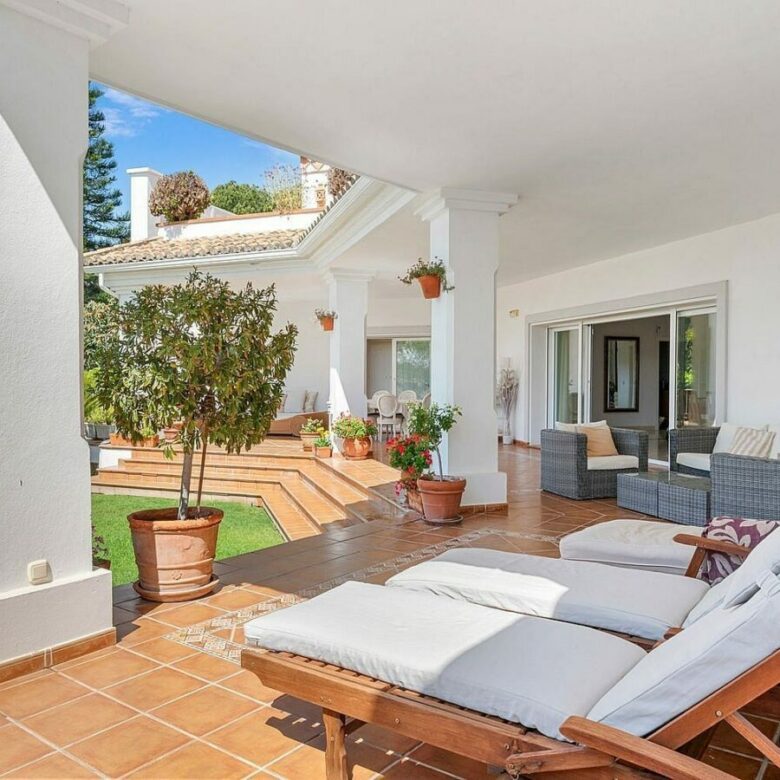 Andalusian villa with sea views and pool in El Paraiso Alto, Benahavis