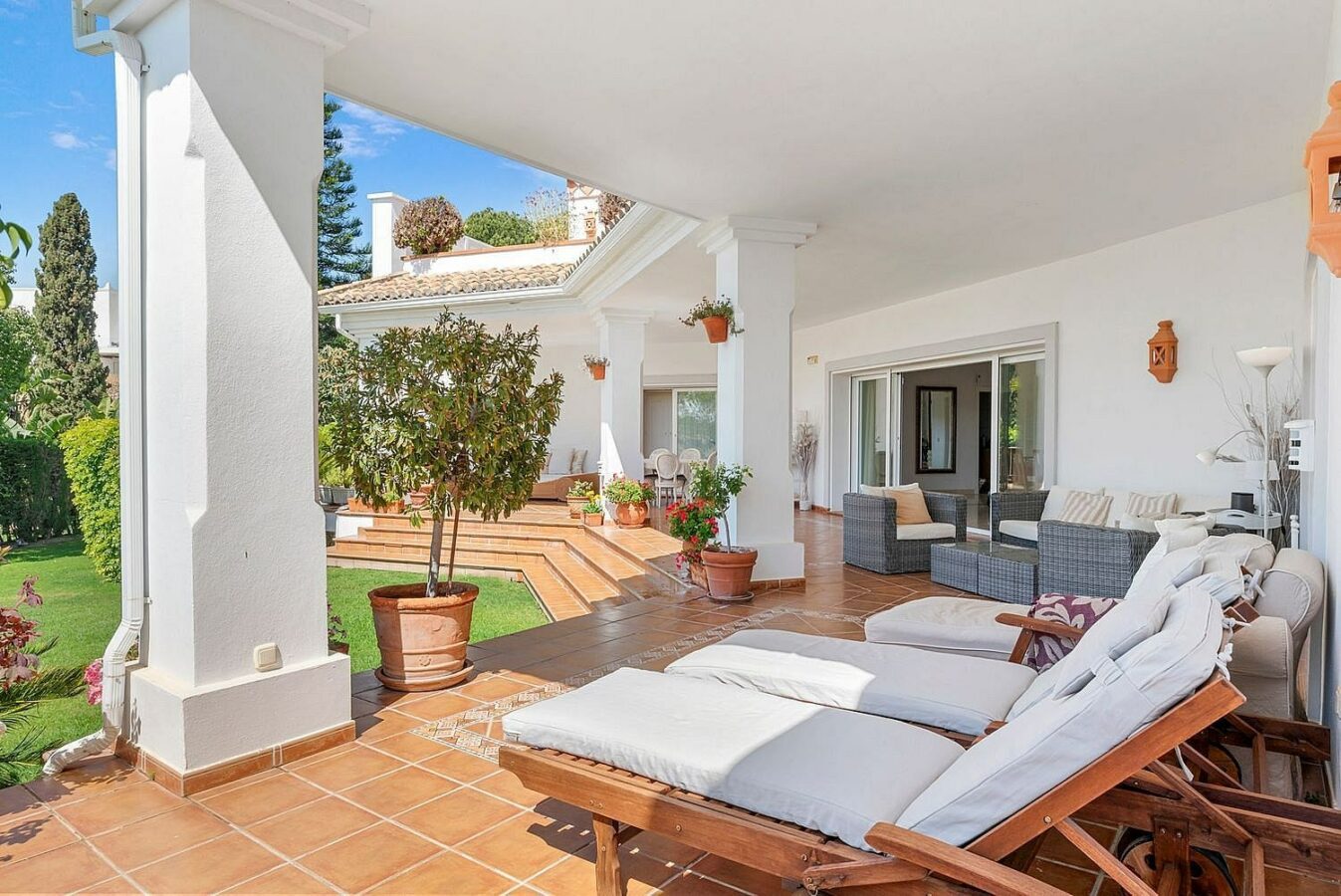 Andalusian villa with sea views and pool in El Paraiso Alto, Benahavis