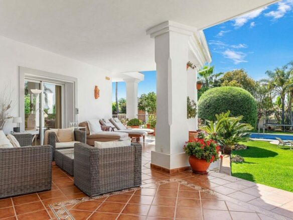 Andalusian villa with sea views and pool in El Paraiso Alto, Benahavis