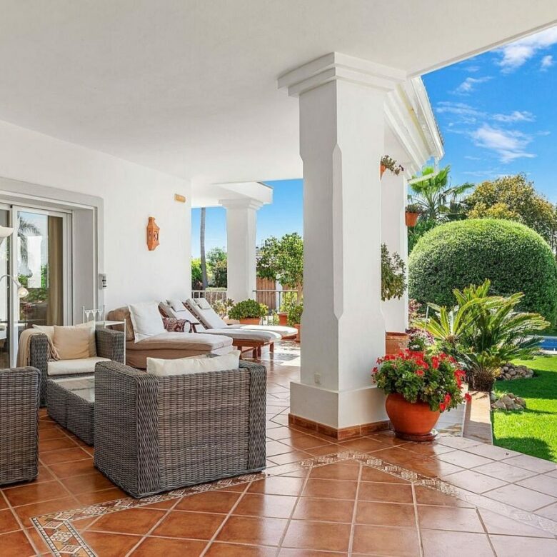 Andalusian villa with sea views and pool in El Paraiso Alto, Benahavis