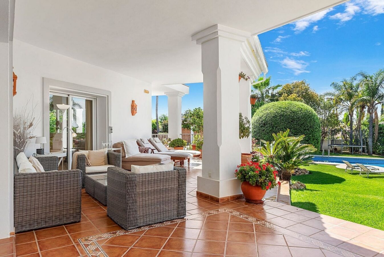 Andalusian villa with sea views and pool in El Paraiso Alto, Benahavis