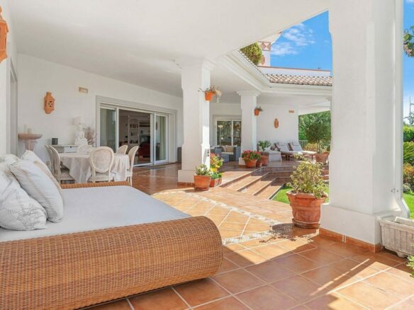 Andalusian villa with sea views and pool in El Paraiso Alto, Benahavis
