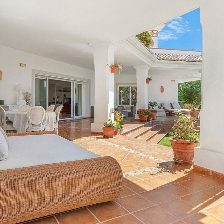 Andalusian villa with sea views and pool in El Paraiso Alto, Benahavis