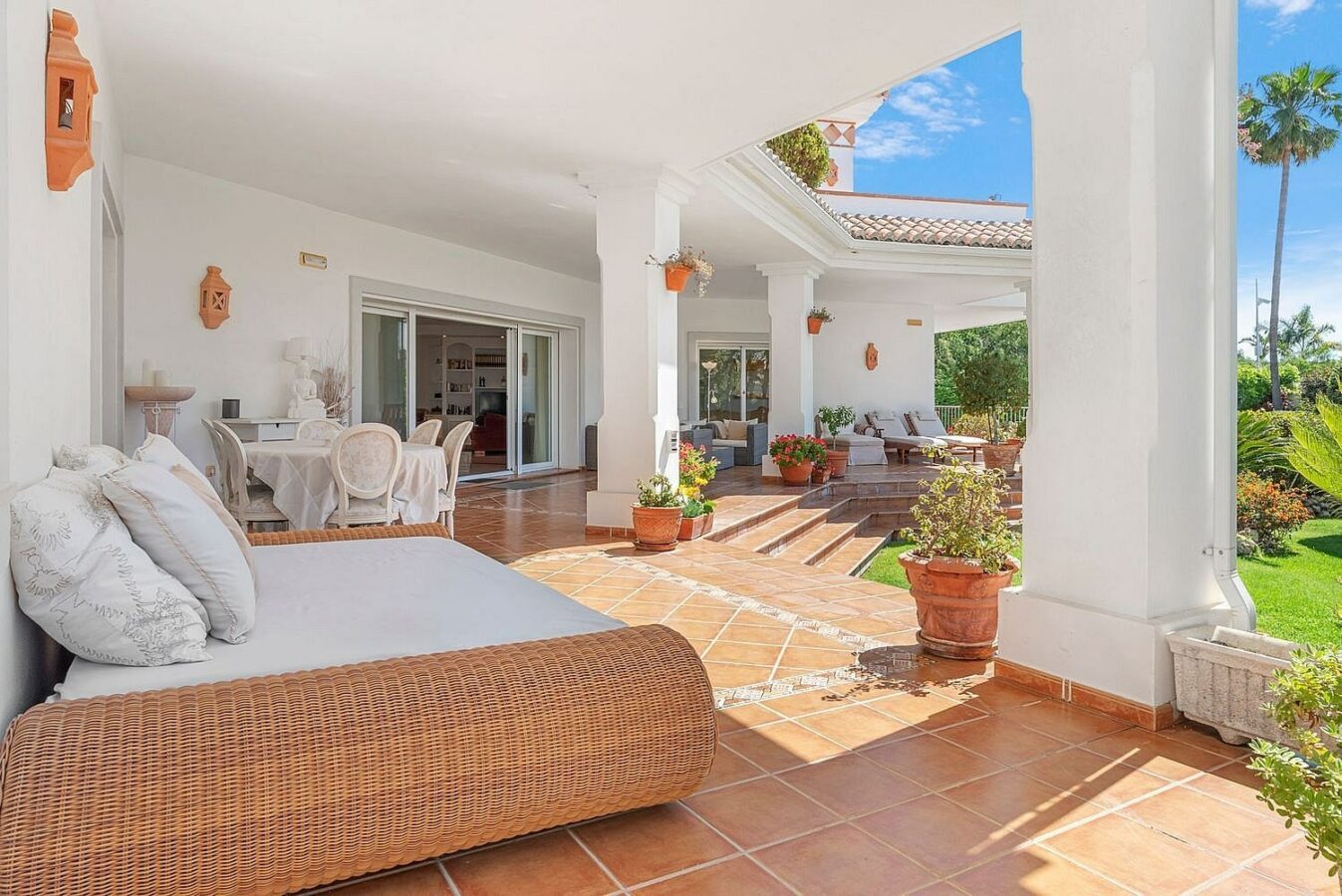 Andalusian villa with sea views and pool in El Paraiso Alto, Benahavis