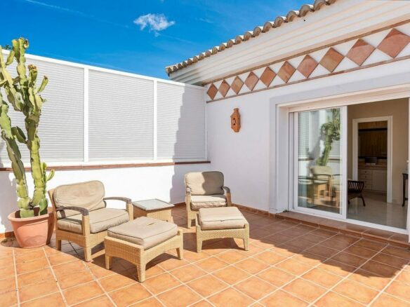 Andalusian villa with sea views and pool in El Paraiso Alto, Benahavis