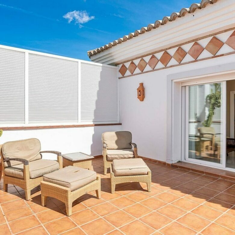 Andalusian villa with sea views and pool in El Paraiso Alto, Benahavis