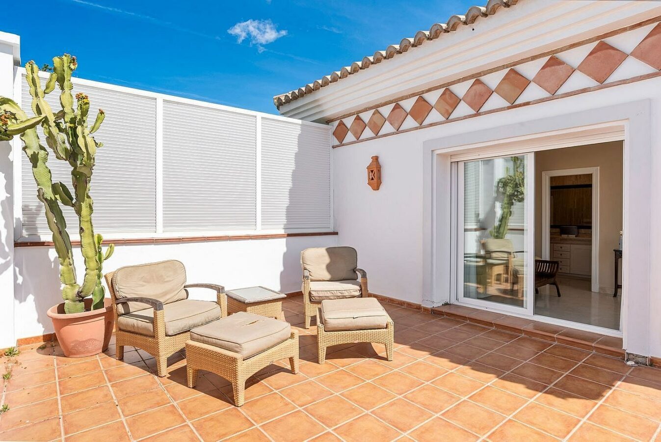 Andalusian villa with sea views and pool in El Paraiso Alto, Benahavis