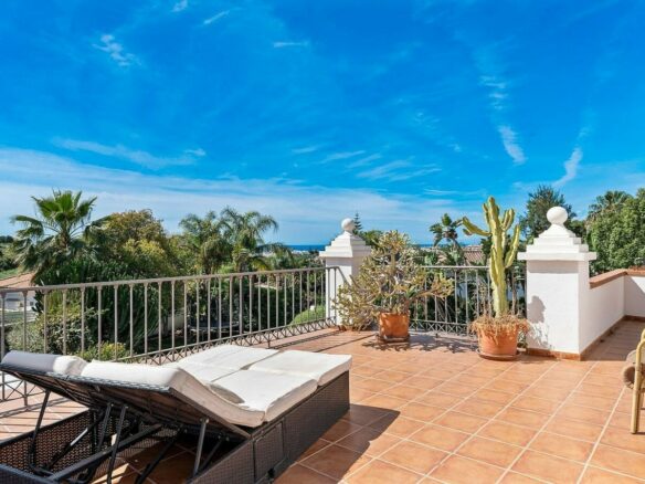 Andalusian villa with sea views and pool in El Paraiso Alto, Benahavis