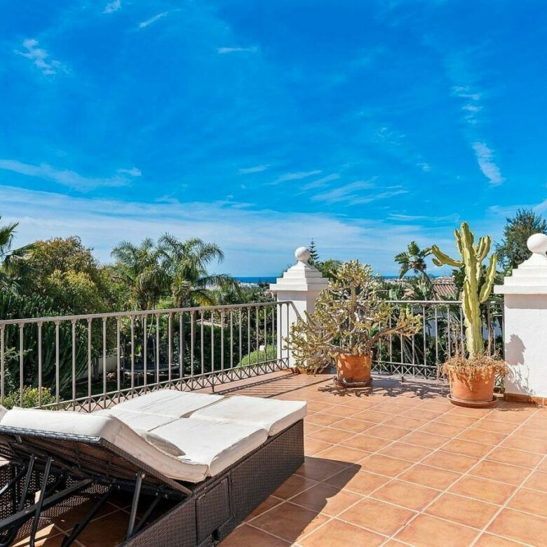 Andalusian villa with sea views and pool in El Paraiso Alto, Benahavis