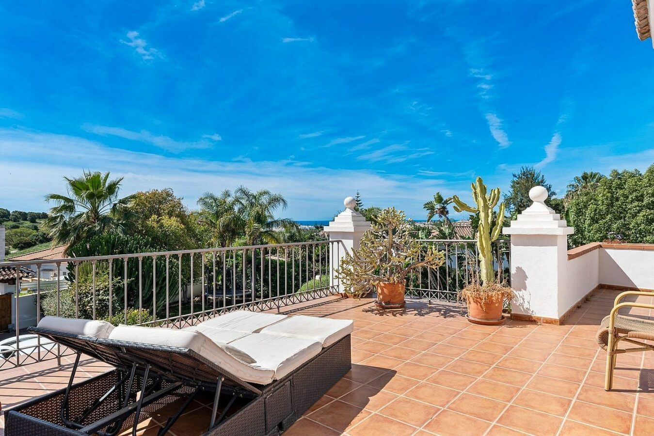 Andalusian villa with sea views and pool in El Paraiso Alto, Benahavis