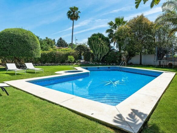 Andalusian villa with sea views and pool in El Paraiso Alto, Benahavis