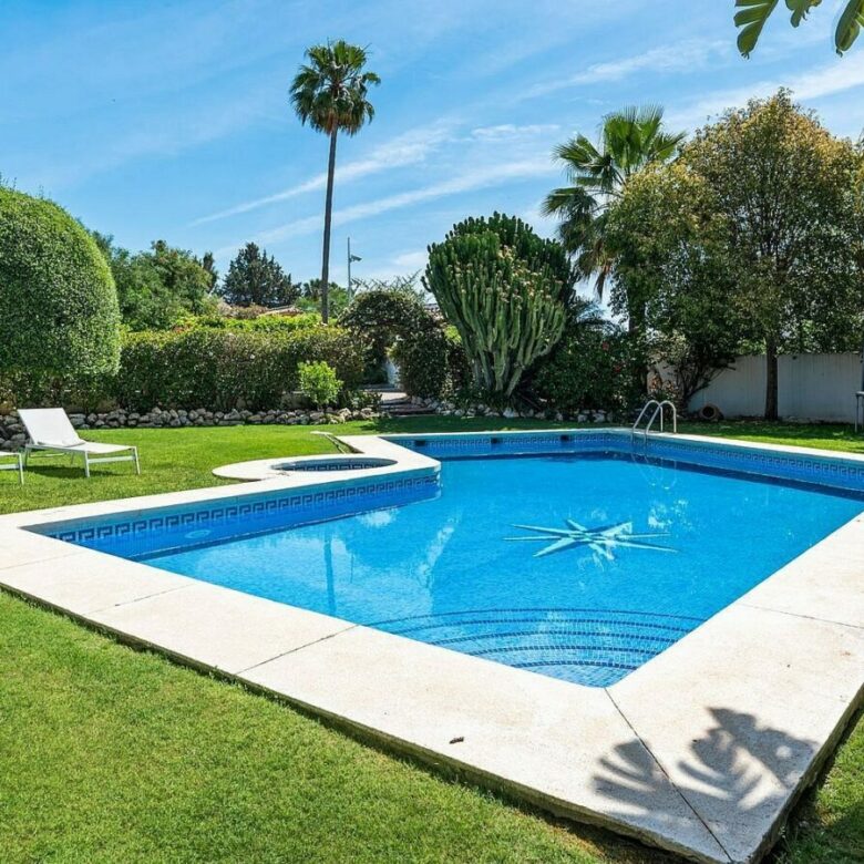 Andalusian villa with sea views and pool in El Paraiso Alto, Benahavis