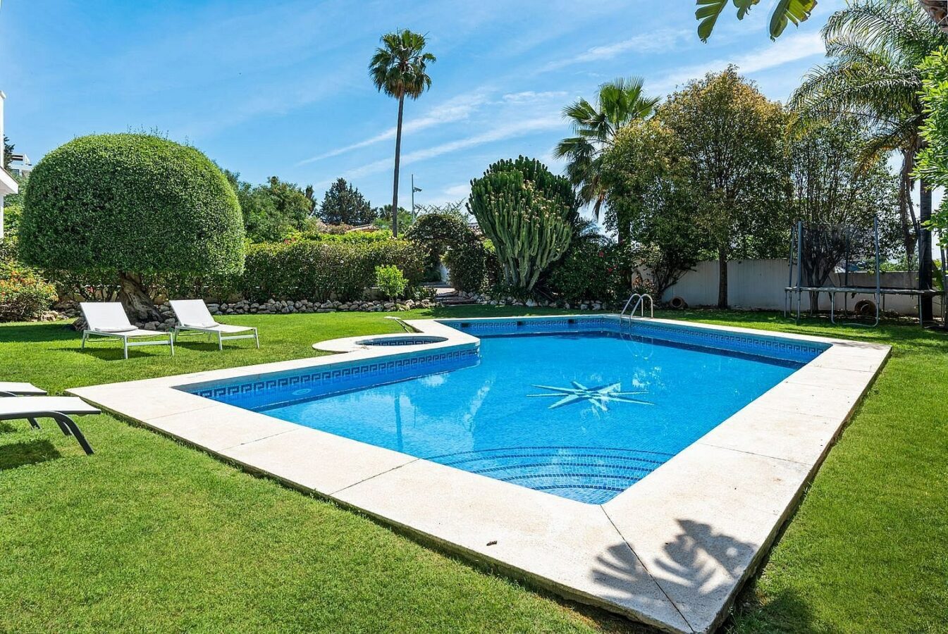 Andalusian villa with sea views and pool in El Paraiso Alto, Benahavis