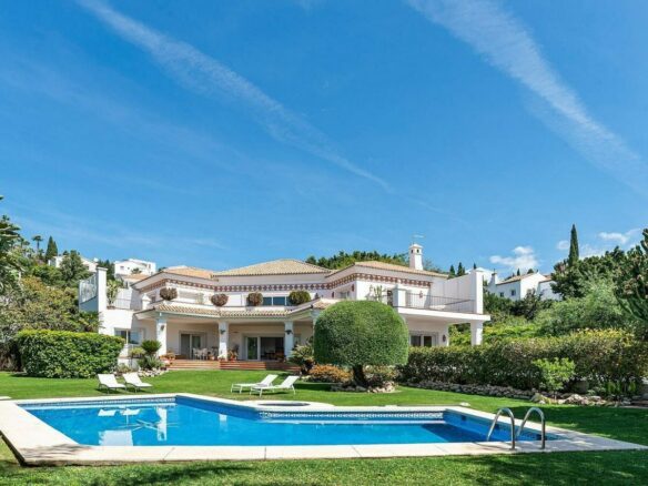 Andalusian villa with sea views and pool in El Paraiso Alto, Benahavis