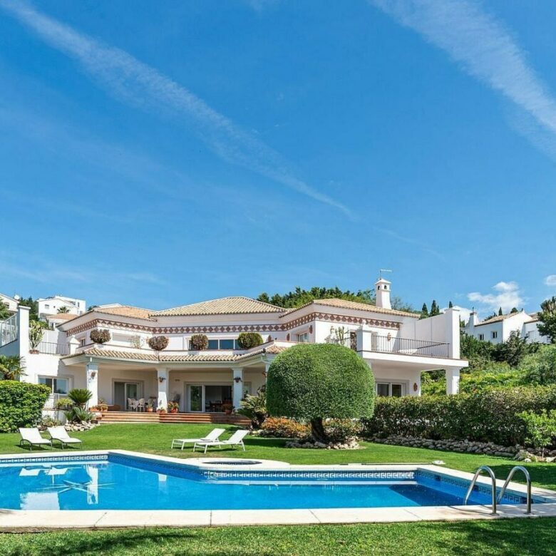 Andalusian villa with sea views and pool in El Paraiso Alto, Benahavis