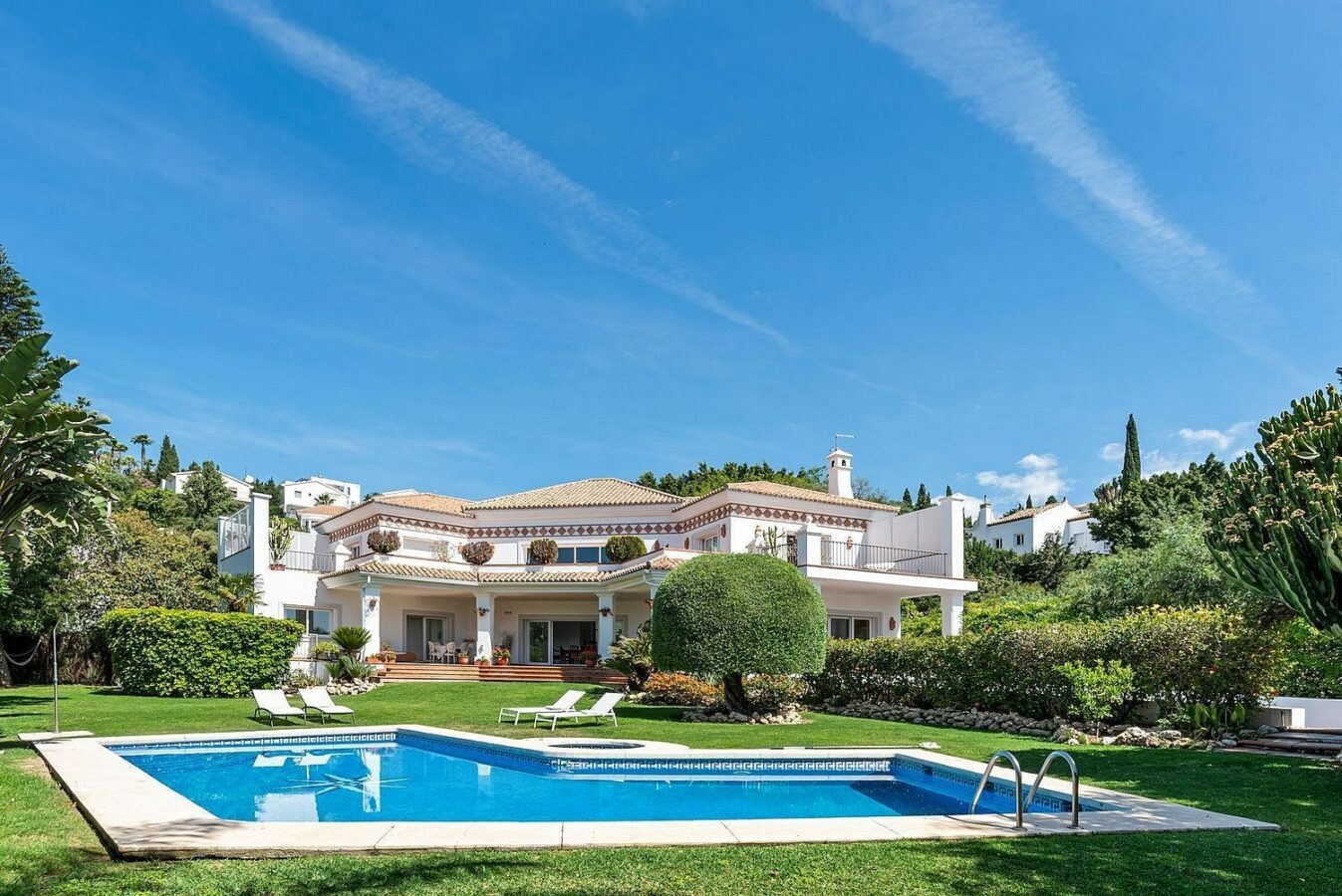 Andalusian villa with sea views and pool in El Paraiso Alto, Benahavis