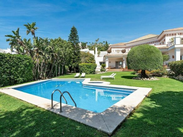 Andalusian villa with sea views and pool in El Paraiso Alto, Benahavis