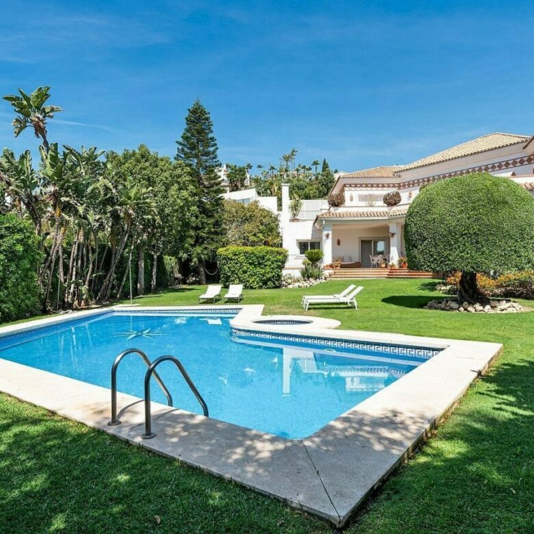 Andalusian villa with sea views and pool in El Paraiso Alto, Benahavis