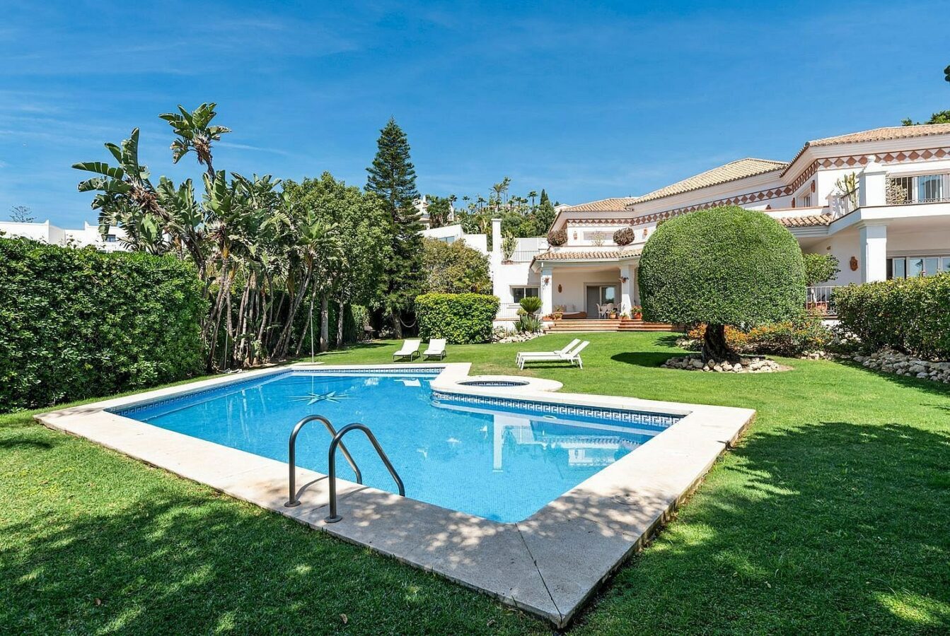 Andalusian villa with sea views and pool in El Paraiso Alto, Benahavis