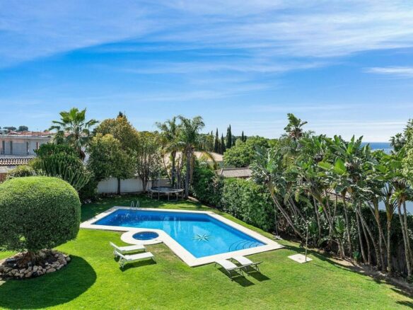 Andalusian villa with sea views and pool in El Paraiso Alto, Benahavis