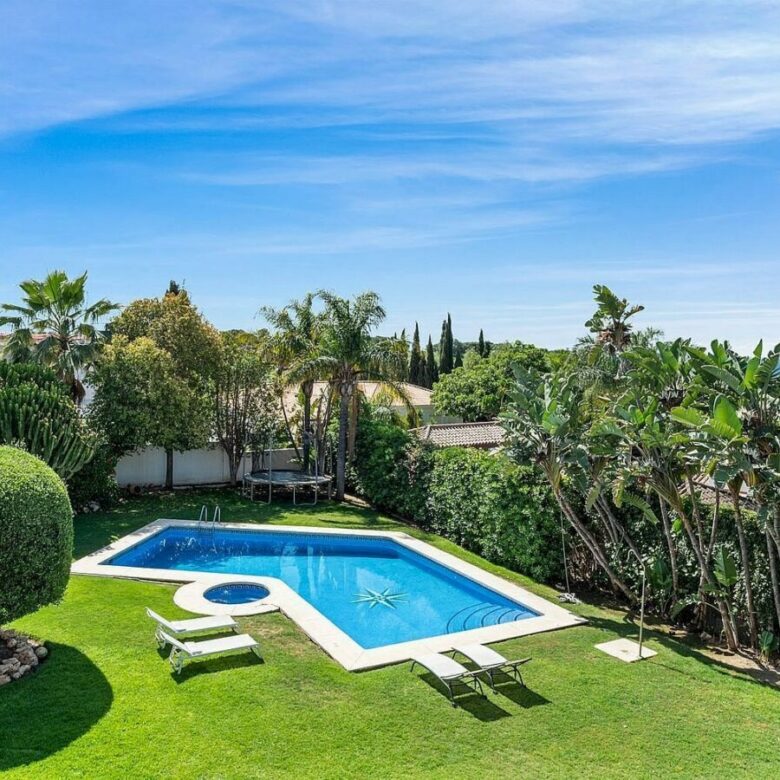 Andalusian villa with sea views and pool in El Paraiso Alto, Benahavis