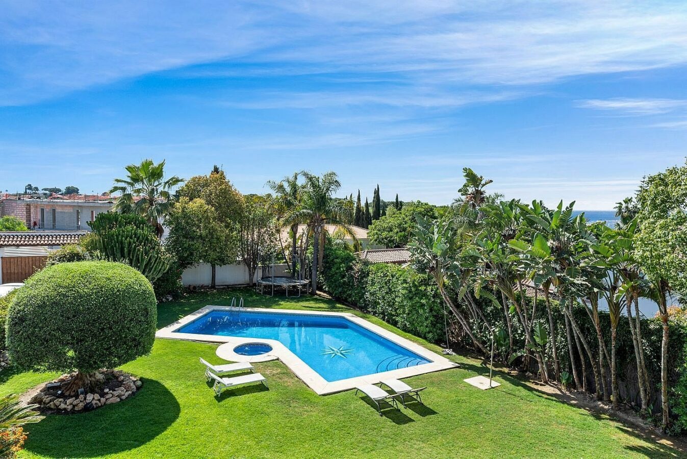 Andalusian villa with sea views and pool in El Paraiso Alto, Benahavis