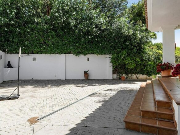 Andalusian villa with sea views and pool in El Paraiso Alto, Benahavis